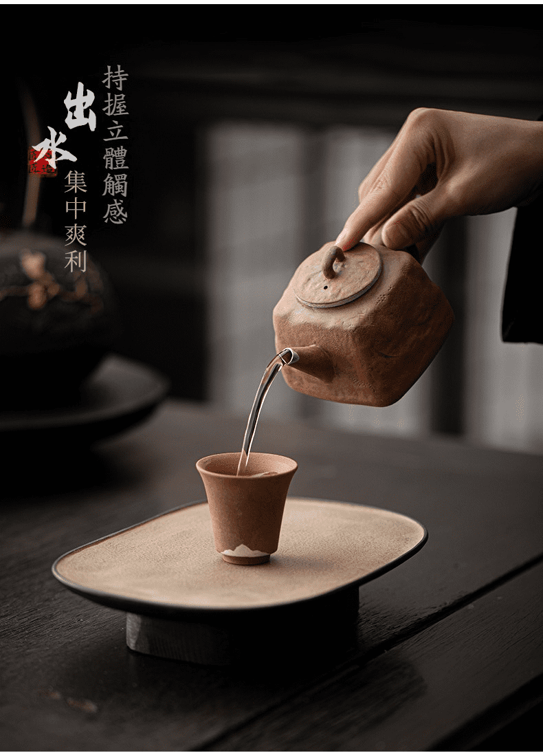 空寂老岩泥漢中茶壺，南山居手工粗陶方形紫砂壺，壺身質感古樸厚重，注水出水流暢，展現極致禪意茶道美學。