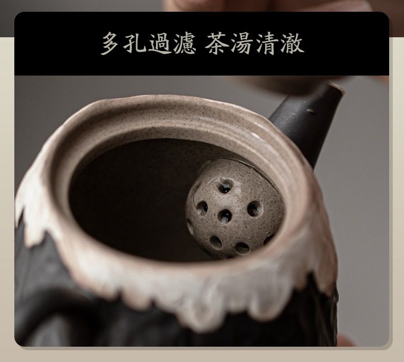 侘寂風香蓮正把茶壺，南山居手工紫砂壺內置球孔過濾器，陶泥質地細膩，過濾孔設計精巧，確保茶湯清澈純淨。