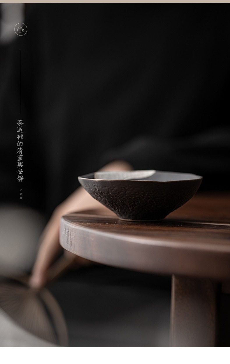 侘寂風祥龍祥雲品茗杯，南山居手工粗陶茶盞，盞身表面呈現細膩的粗陶肌理，禪意深沉，適合品茗與收藏。