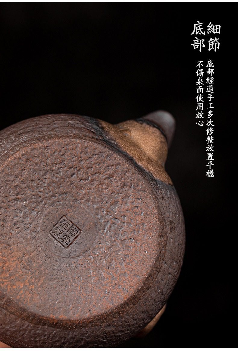 古早燒木蓋鎏金手抓壺，南山居手工粗陶紫砂壺底部細節，壺底經細緻打磨平整，刻有陶堂銘文，質感古樸厚重。