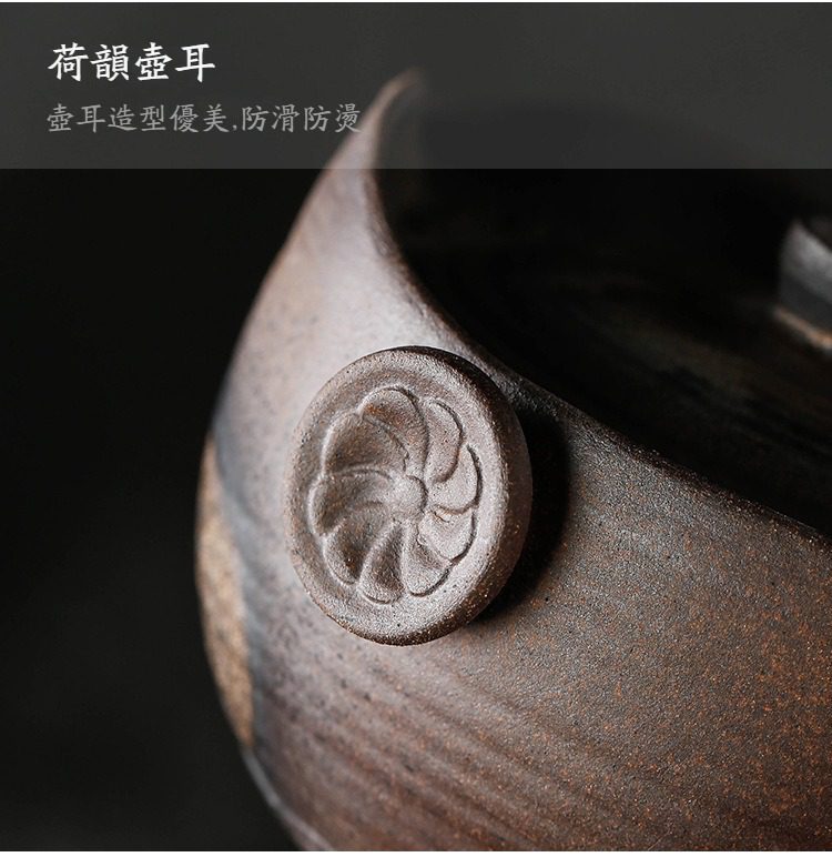 古早燒荷韻手抓壺，南山居荷韻紫砂壺，細膩刻劃荷花造型壺耳，質地古樸自然，兼具防滑防燙功能與藝術美感。