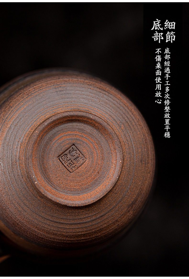 古早燒憨博手抓壺，南山居手工紫砂茶杯底部細節，陶土肌理細膩，平穩圈足設計，展現匠心工藝與古樸禪韻。
