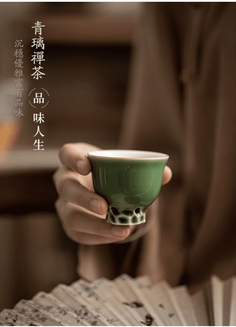 青璃釉日式主人杯，南山居青璃禪茶杯，翠綠釉色搭配獨特底部浮雕工藝，杯型圓潤優雅，散發東方禪意美學。