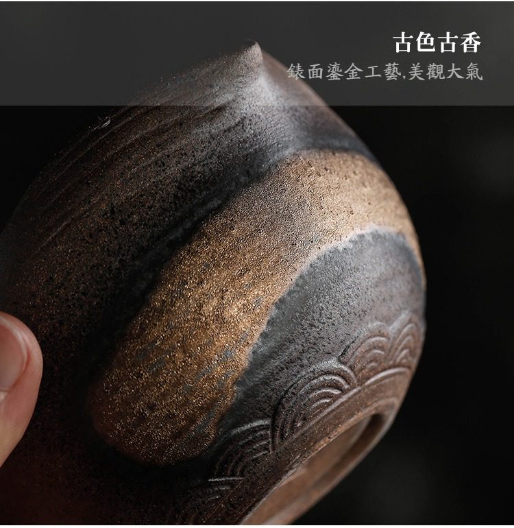 古早燒荷韻手抓壺，南山居手工鎏金粗陶茶杯，表面呈現古樸斑駁質感，結合傳統波浪紋飾與精湛鎏金工藝。
