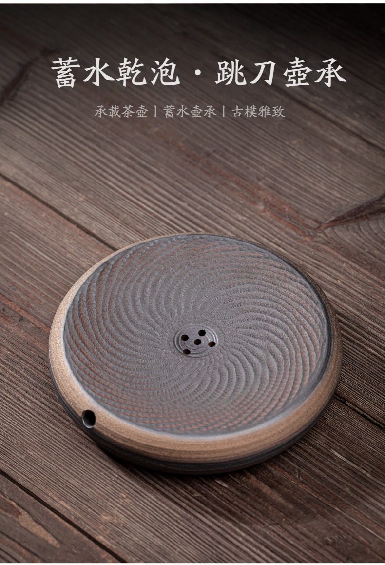 古早燒憨博手抓壺，南山居手工陶製跳刀工藝壺承，圓形設計質感古樸，為茶席增添雅緻氛圍與實用性。