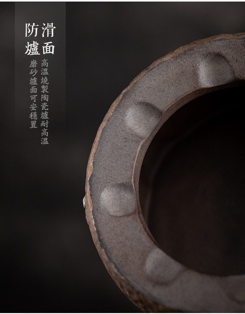 古早燒暗香溫茶爐，南山居粗陶防滑煮茶爐面，精選高溫燒製陶瓷材質，磨砂質感防滑設計，確保茶具安穩放置，展現極簡禪意美學。