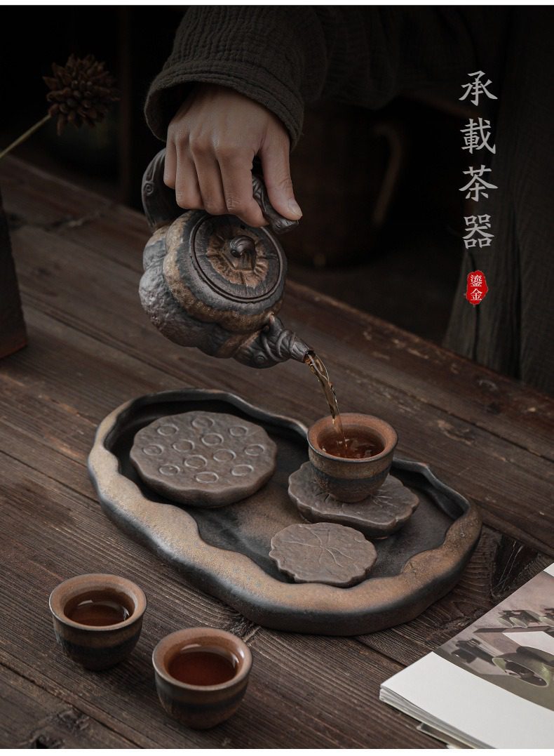 古早燒鎏金荷塘茶盤，南山居復古粗陶鎏金茶具組，手工雕刻荷葉紋飾茶盤與茶壺，質樸沉穩，展現禪意品茗氛圍。