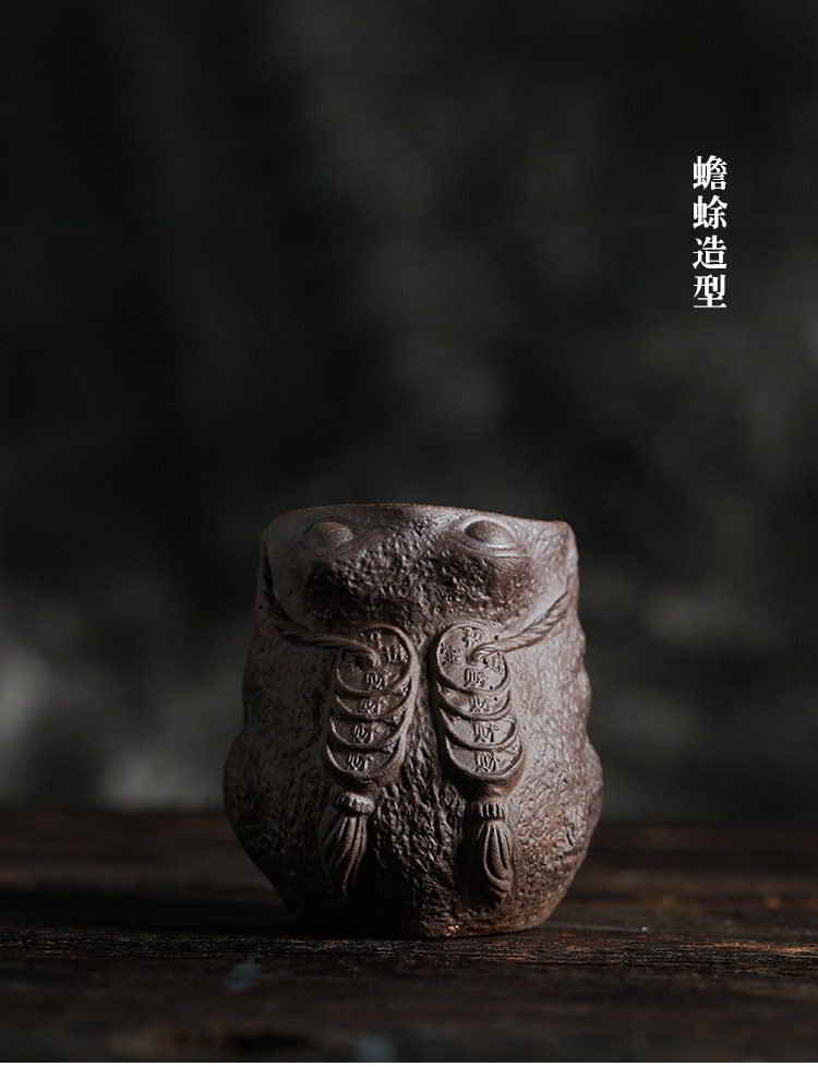 古早燒粗陶蟾蜍茶海，南山居手工紫砂茶杯，創意蟾蜍造型搭配招財錢幣浮雕，材質細膩古樸，展現禪意茶生活美學。