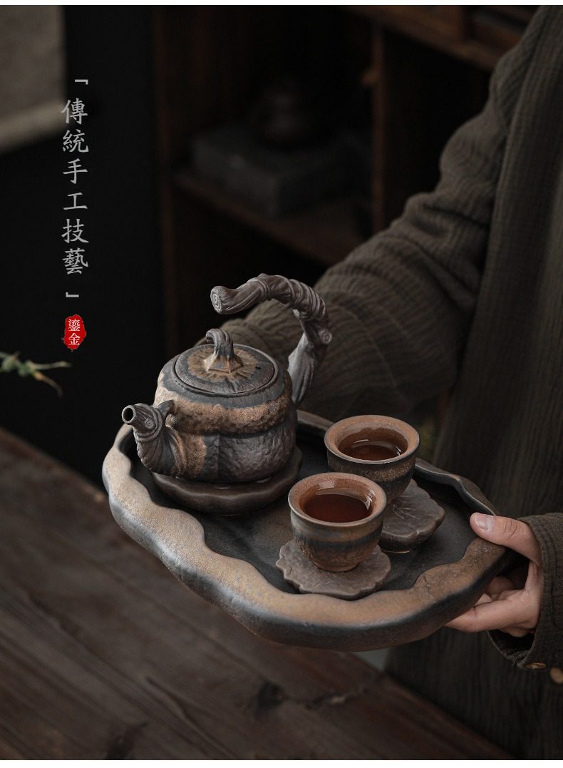 古早燒鎏金荷塘茶盤，南山居手工柴燒質感茶具組，仿生樹幹造型茶壺搭配禪意茶杯與不規則茶盤，展現古樸粗獷之美。