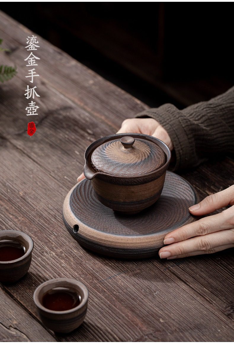 古早燒憨博手抓壺，南山居鎏金手抓壺套組，粗陶材質古樸沉穩，漩渦紋理展現獨特工藝美學，適合品茗與收藏。