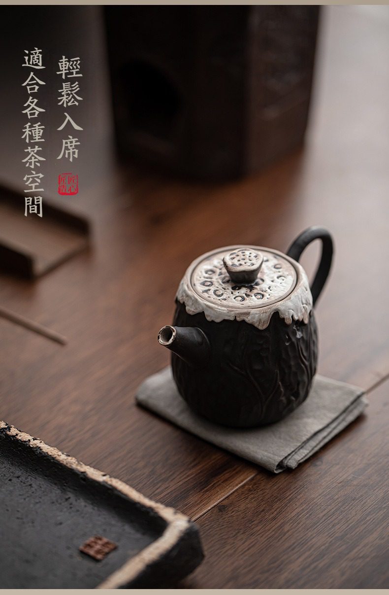 侘寂風香蓮正把茶壺，南山居禪意手作粗陶茶壺，壺蓋雕刻蓮蓬意象，壺身質感古樸厚重，適合雅緻品茗空間。