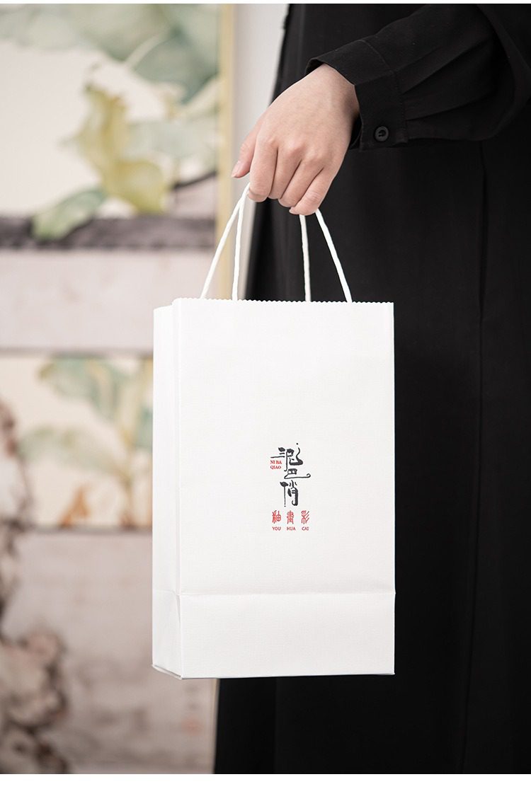 黑陶遠山雲川辦公馬克杯，南山居品牌簡約白色質感提袋，設計典雅，適合包裝高品質茶具與茶葉禮盒，展現優雅品味。