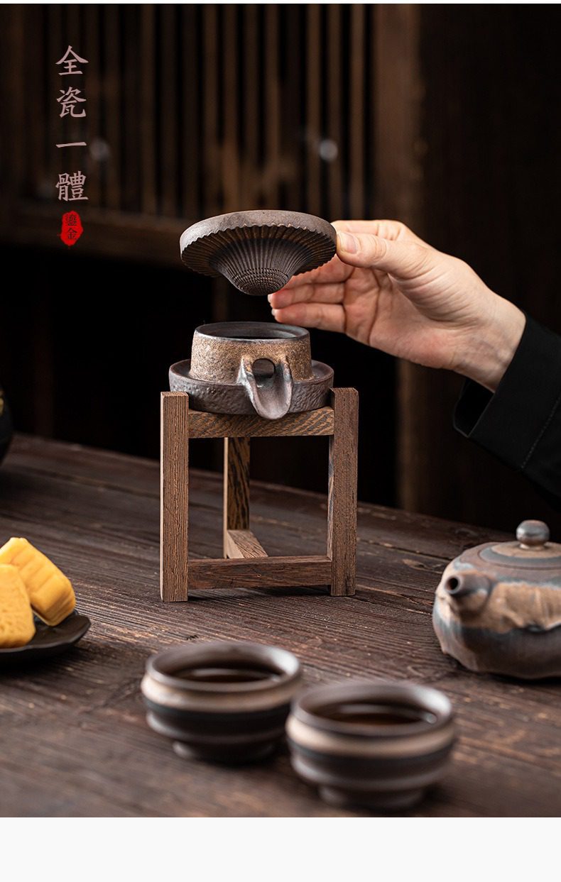 古早燒老岩泥高臺過濾茶漏組，南山居復古粗陶過濾器，搭配手工木質支架，器身質樸沉穩，完美展現茶道濾茶藝術。