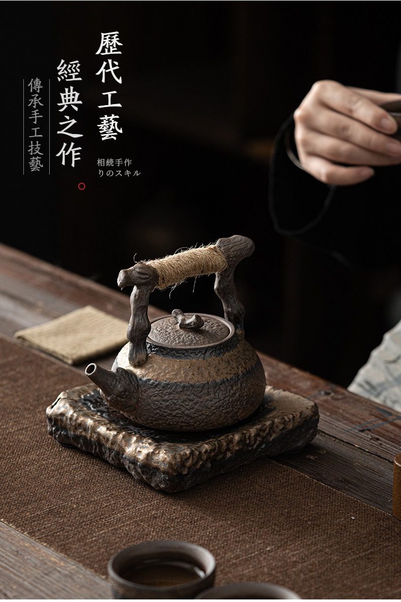 古早燒枯木提樑壺，南山居仿古粗陶提梁壺，壺身質感古樸厚重，精湛手工雕琢，呈現歲月沉澱之美，為品茗空間增添禪意與雅趣。