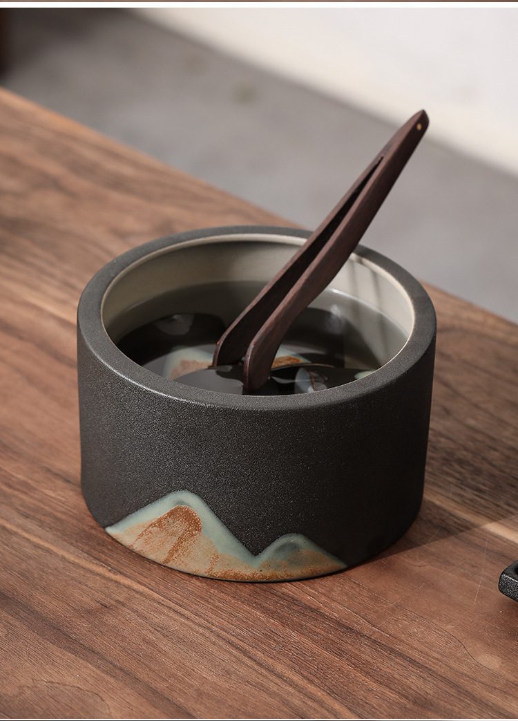 黑陶遠山粗陶茶洗，南山居禪意陶瓷洗茶杯，簡約磨砂黑釉面，杯底點綴山水紋理，適合日常茶席潔具使用。