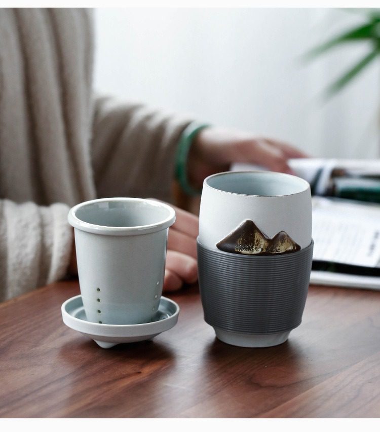 黑陶遠山辦公馬克杯，南山居日式禪意個人茶杯組，白瓷內膽搭配立體山水浮雕，設計簡約便攜，適合辦公室沖泡茗茶使用。