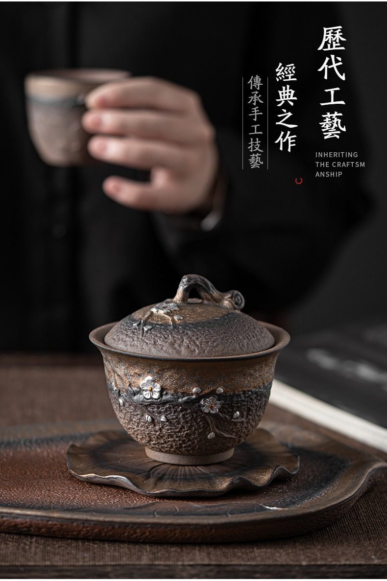 古早燒銀梅蓋碗，南山居手工柴燒梅花蓋碗，粗獷質感搭配精緻鑲銀梅花，展現古樸茶道美學。