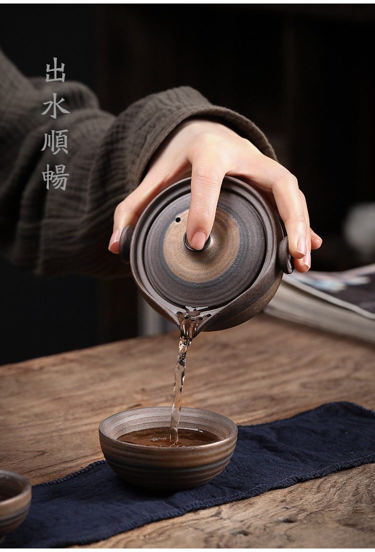 古早燒荷韻鎏金快客杯，南山居手工粗陶茶壺，壺身質感古樸厚重，注水瞬間出水順暢，呈現禪意美學。