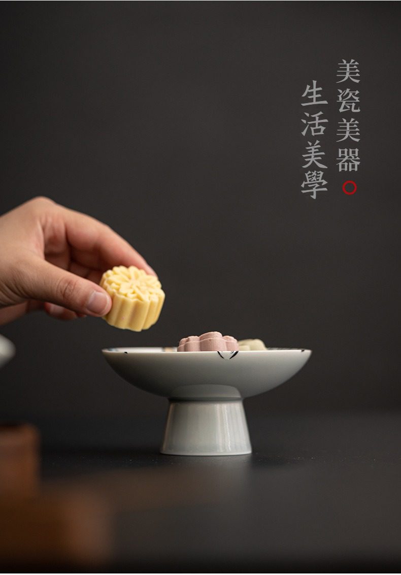 漫花無聞茶點盤，南山居日式高足茶點盤，釉色溫潤雅緻，襯托精緻手工茶食，展現禪意品茗生活美學。