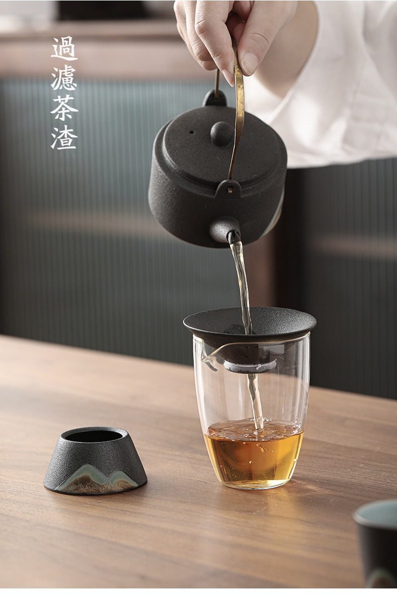 黑陶遠山過濾茶漏組，南山居日式鑄鐵壺搭配精密細孔茶濾，過濾茶渣乾淨俐落，展現簡約禪意泡茶工藝。