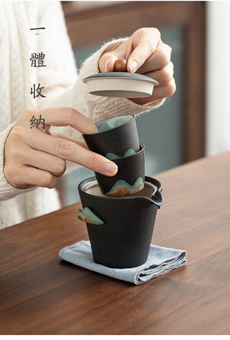 黑陶遠山山趣旅行茶具組，南山居日式粗陶快客杯，黑陶質感搭配遠山釉色設計，一體式收納構造簡約便攜，展現禪意茶生活美學。
