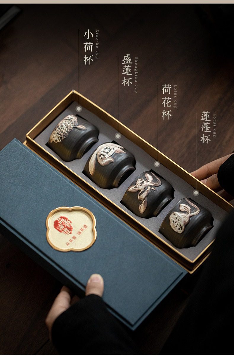 侘寂風開花結果品茗杯禮盒,南山居手工禪意茶杯禮盒,內含四款精緻立體荷花系列茶杯,黑陶材質古樸典雅,展現文人雅士品茗氣韻。