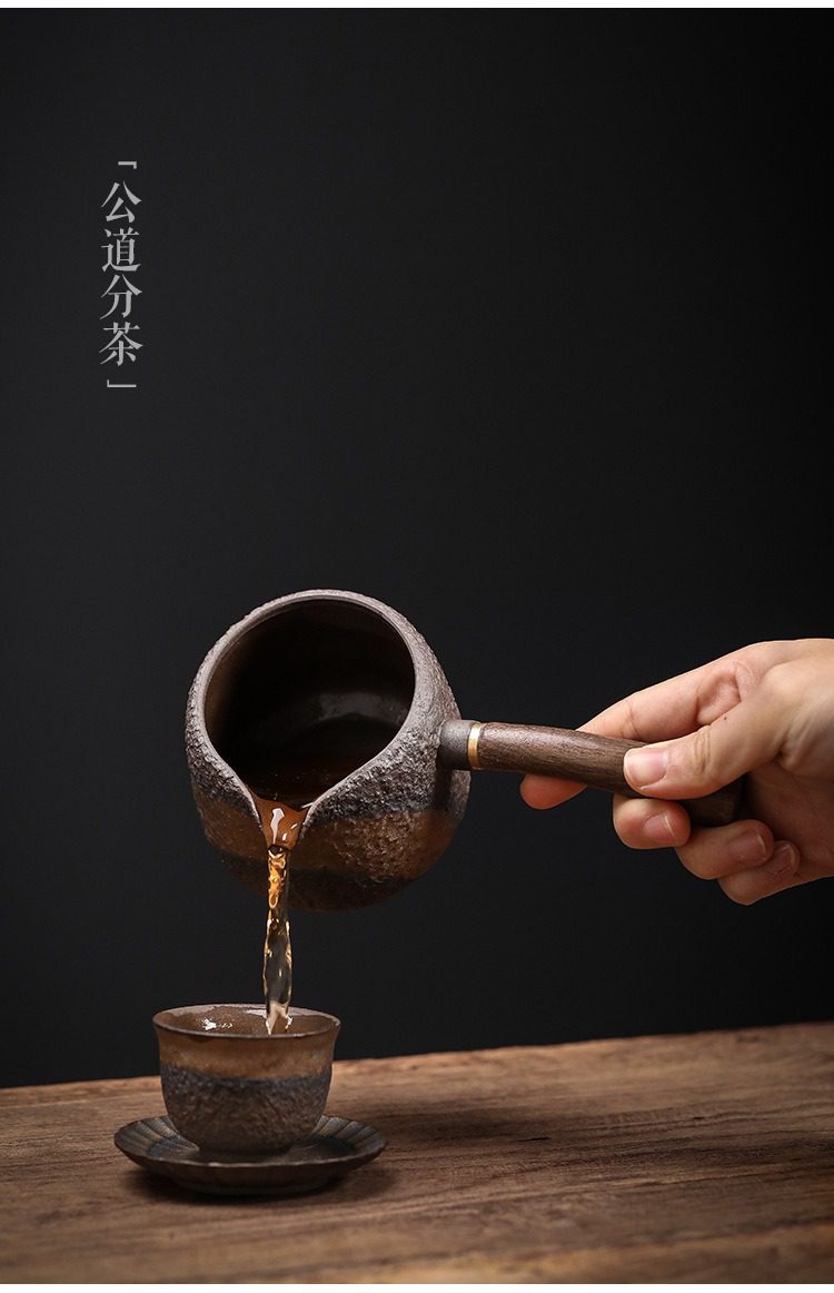 古早燒黑檀側把公道杯，南山居粗陶公道杯，手作質感壺身搭配原木長柄，出水流暢精準，展現禪意品茗氛圍。