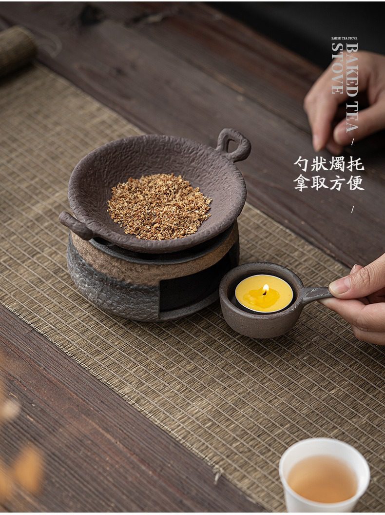 古早燒鎏金烤茶爐，南山居粗陶烘茶爐與勺狀燭托，古樸質感搭配暖燭烘烤茶葉，營造靜謐茶席氛圍。