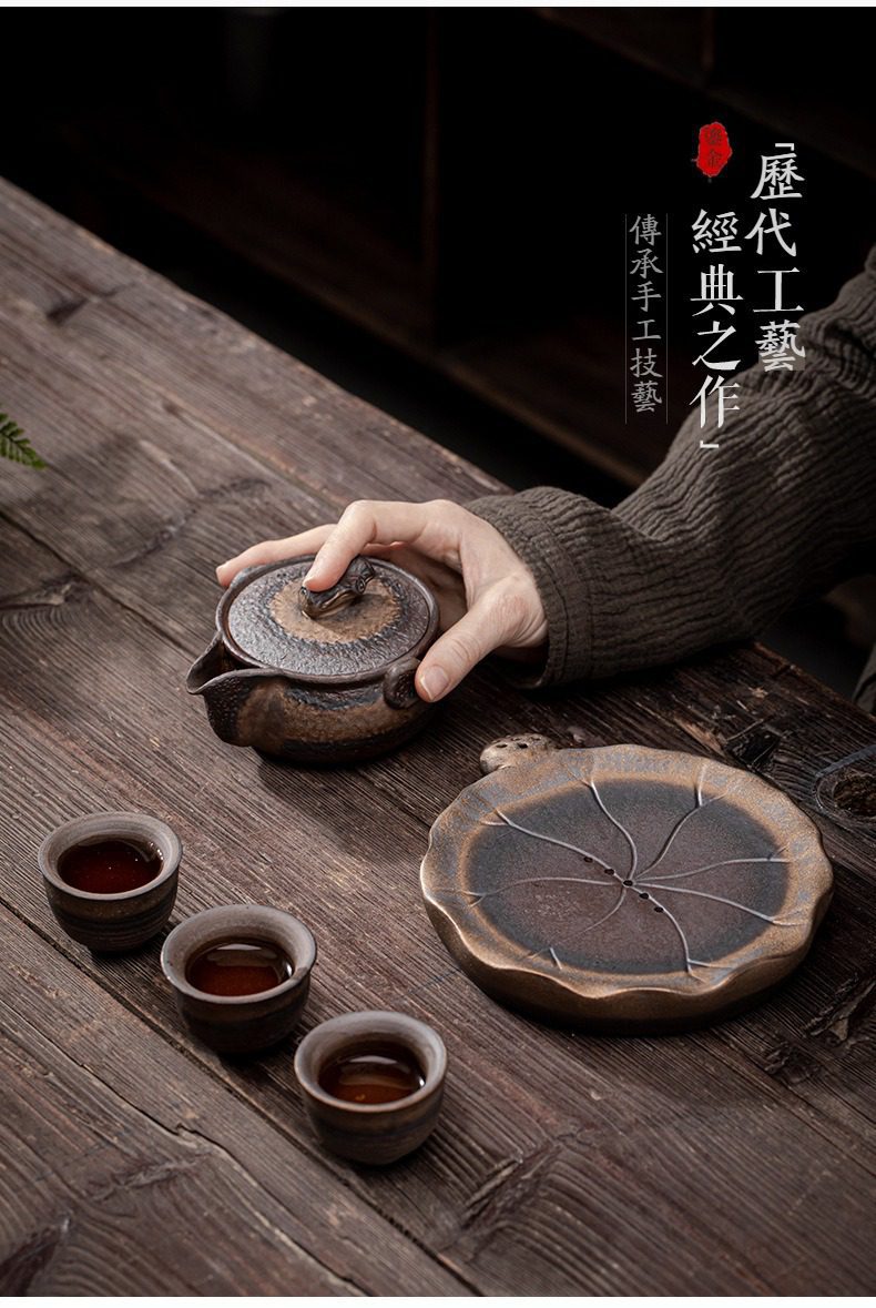 古早燒木蓋鎏金手抓壺，南山居手工粗陶茶具組，包含古樸質感壺蓋與荷葉造型茶盤，展現厚重禪意與東方美學。