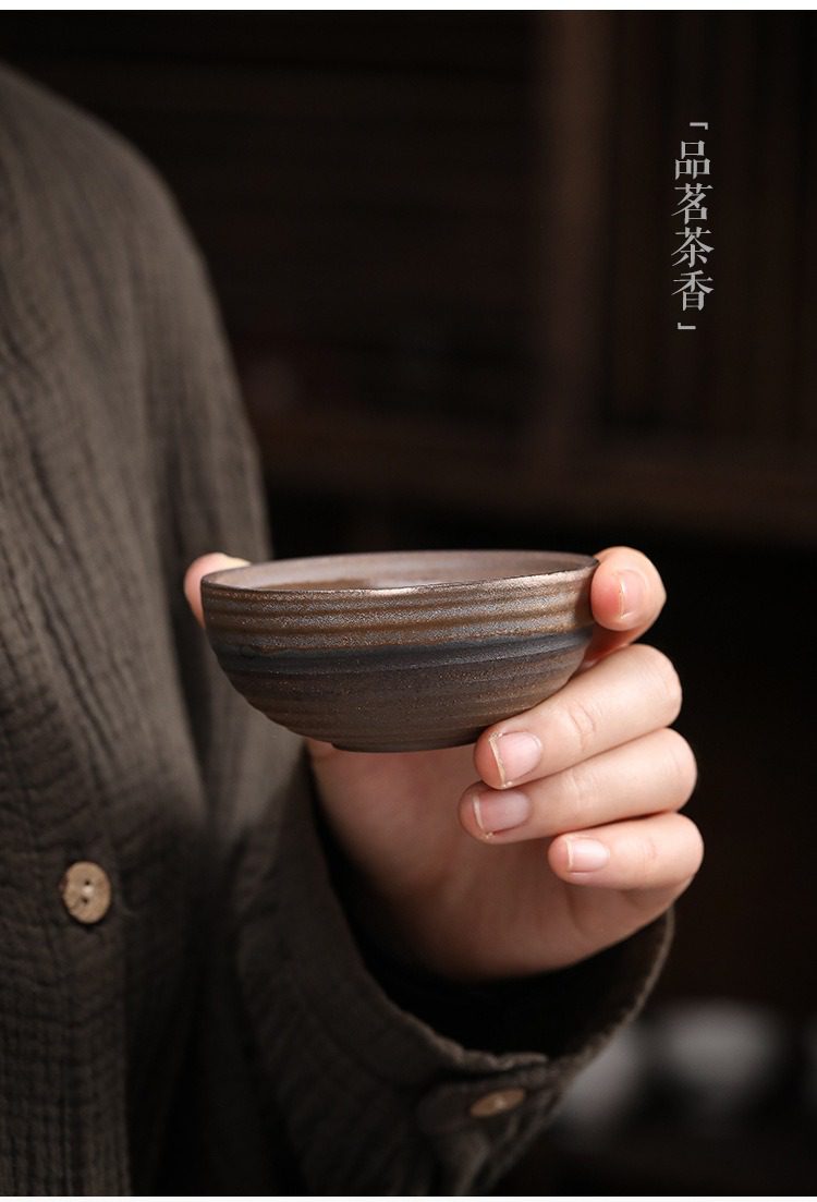古早燒荷韻鎏金快客杯，南山居手作粗陶茶杯，杯身呈現質樸柴燒紋理，手感沉穩溫潤，完美襯托茶湯色澤。