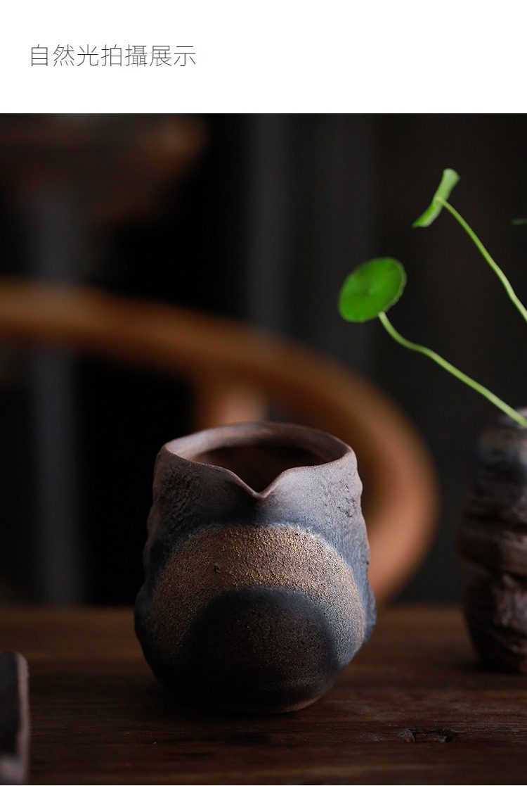 古早燒粗陶蟾蜍茶海，南山居粗陶公道杯，深色陶土與岩礦質感，展現自然粗獷的禪意美學，適合品茶茶藝使用。