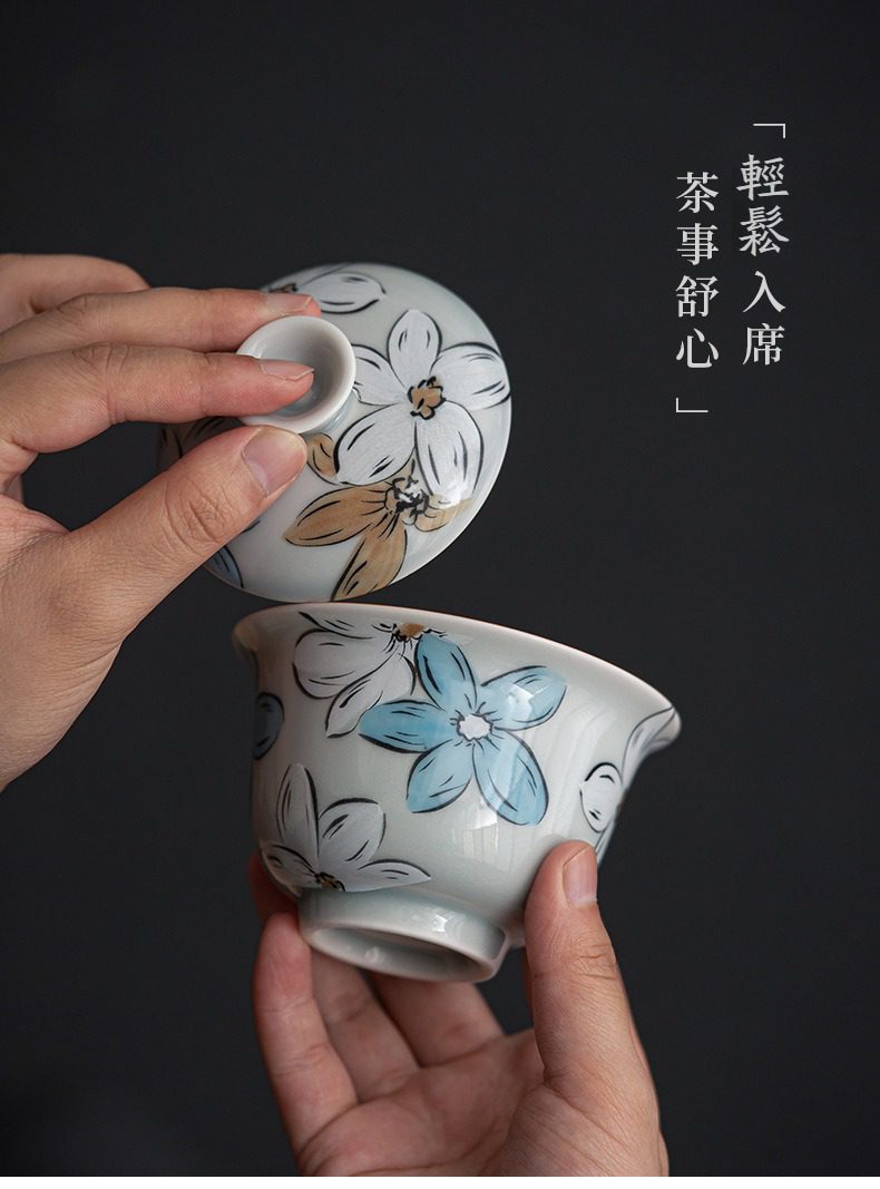 漫花圓融蓋碗，南山居手繪花卉蓋碗，青花釉色澤清雅，杯身描繪精緻花朵，展現優雅禪意品茗質感。