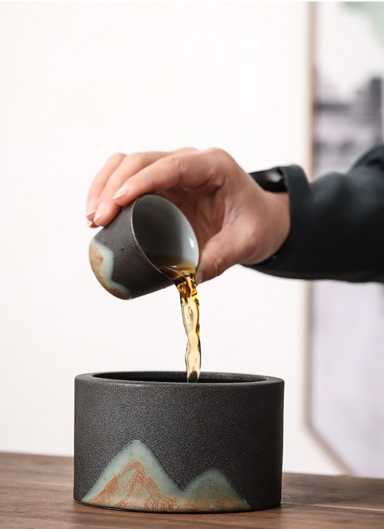 黑陶遠山粗陶茶洗，南山居禪意黑陶茶杯與山水茶缸，手工粗陶質感，茶湯如琥珀般傾注，展現寧靜優雅的泡茶工藝。