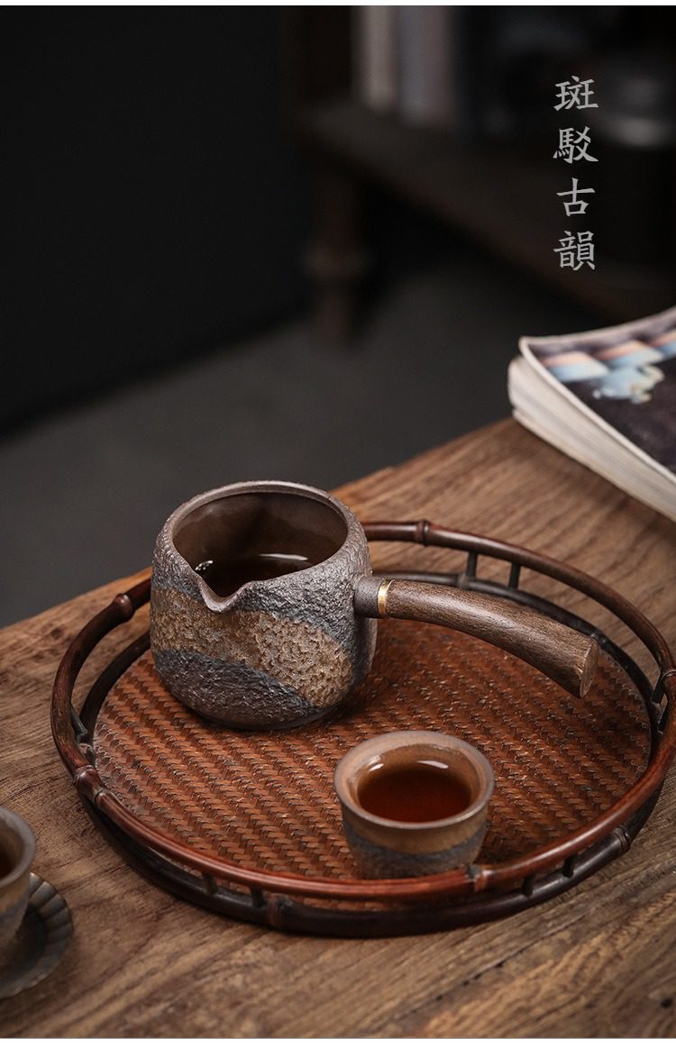 古早燒黑檀側把公道杯，南山居手工粗陶側把公道杯，斑駁釉色質感深沉，搭配實木手柄，展現古樸禪意茶具之美。