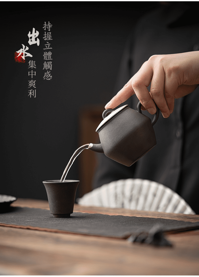 空寂老岩泥古風茶壺,南山居黑泥方壺,壺身線條剛勁簡約,出水集中爽利,展現精湛手工藝茶具的獨特氣韻。