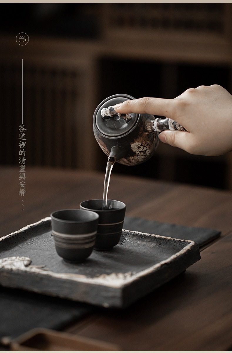 侘寂風側把壺，南山居日式粗陶手工茶具組，古樸黑釉側把壺搭配手作茶杯與方形茶盤，呈現禪意品茗氛圍。