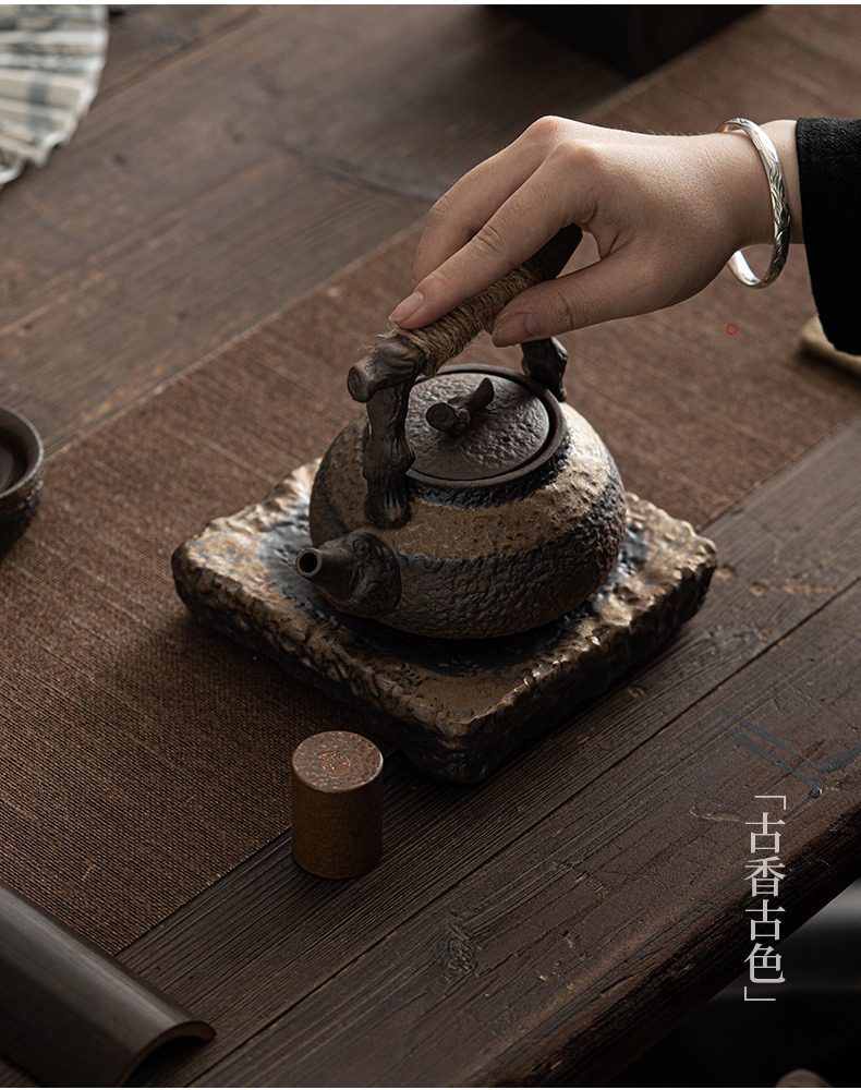 古早燒枯木提樑壺，南山居粗陶提梁壺，表面岩石肌理，配以自然質樸茶盤，呈現古拙蒼勁的禪意茶器美學。