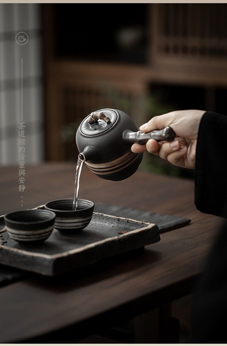 侘寂風竹節將軍側把壺，南山居手工柴燒側把壺，黑陶材質古樸自然，出水流暢，展現禪意茶道生活美學。