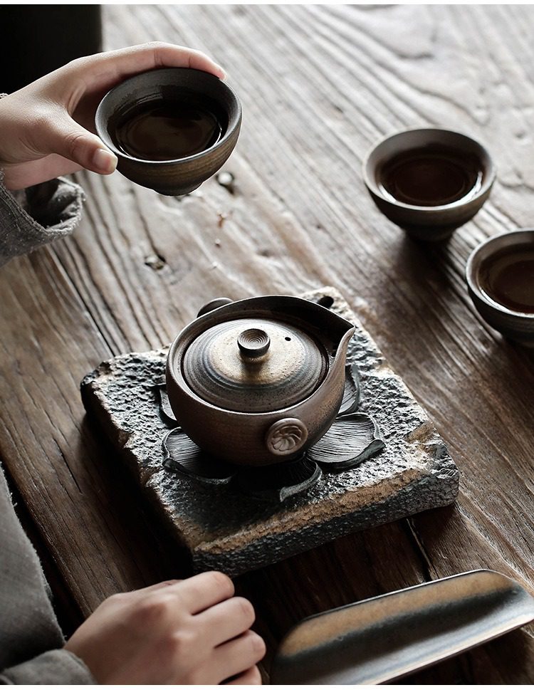古早燒荷韻手抓壺，南山居粗陶茶具組，古樸柴燒風格壺身，搭配手工雕刻蓮花造型石茶盤，盡顯禪意美學。