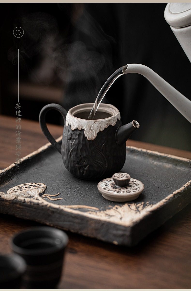 侘寂風香蓮正把茶壺，南山居手工粗陶茶壺與荷塘茶盤，壺身質感古樸厚重，線條融合自然禪意，展現極致東方美學。
