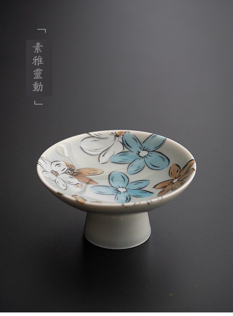 漫花無聞茶點盤，南山居手繪花卉高足茶杯，瓷質細膩溫潤，杯面藍白花卉紋樣雅緻，展現東方禪意美學。