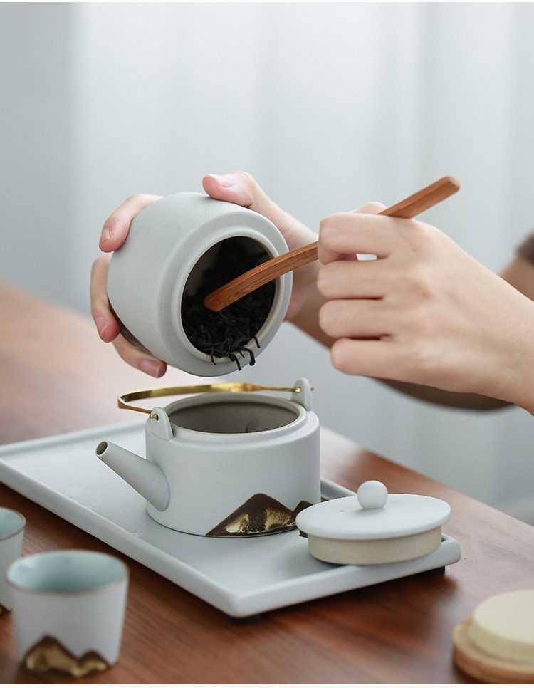 黑陶行雲提樑壺乾泡茶盤茶具組，南山居日式禪意提梁茶壺組，霧面灰白釉色搭配手繪山巒紋飾，展現簡約優雅的品茗美學。