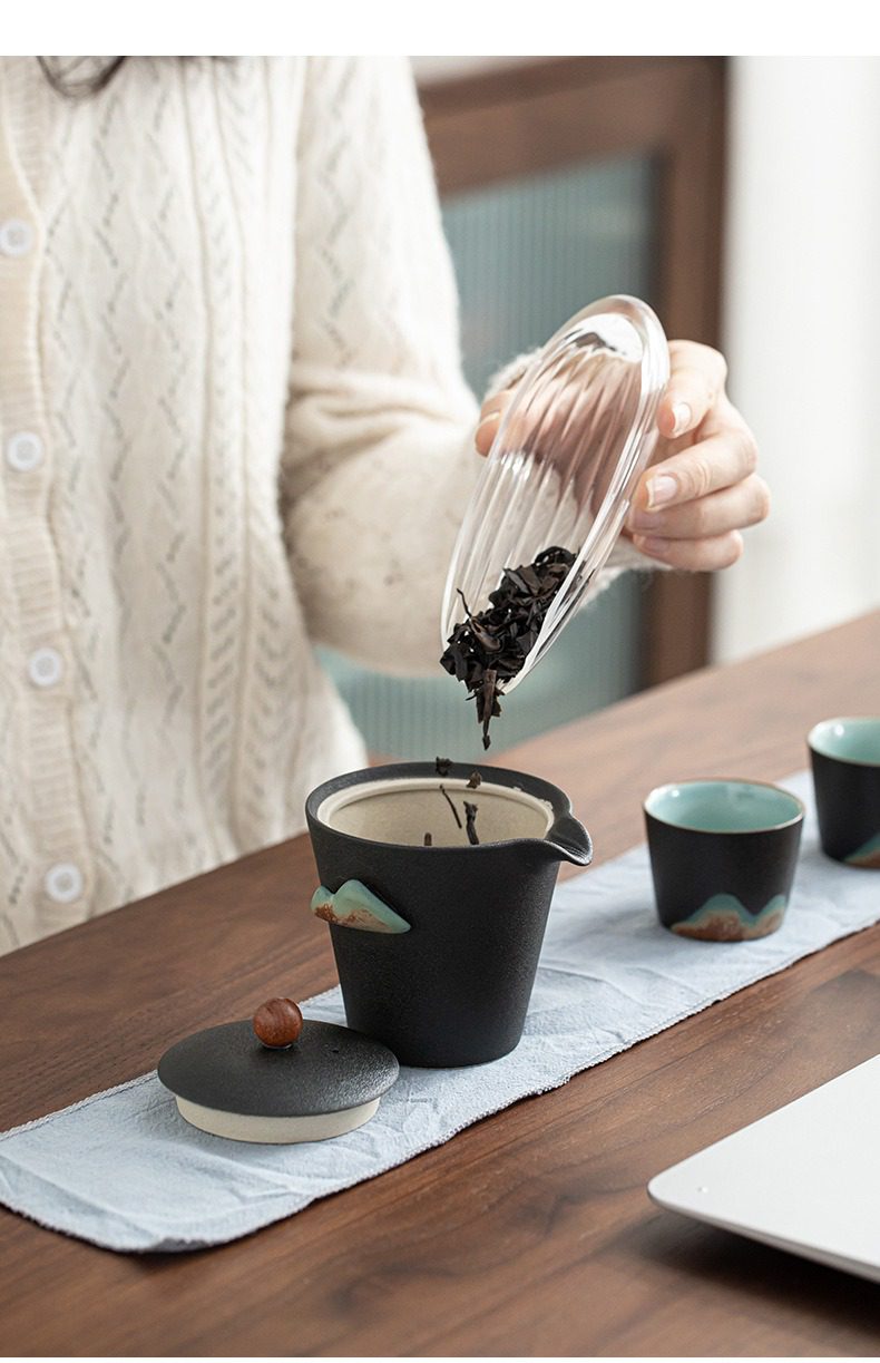 黑陶遠山山趣旅行茶具組，南山居禪意黑陶快客杯，手工繪製山水杯身，搭配透明玻璃茶則投茶，展現簡約茶道美學。