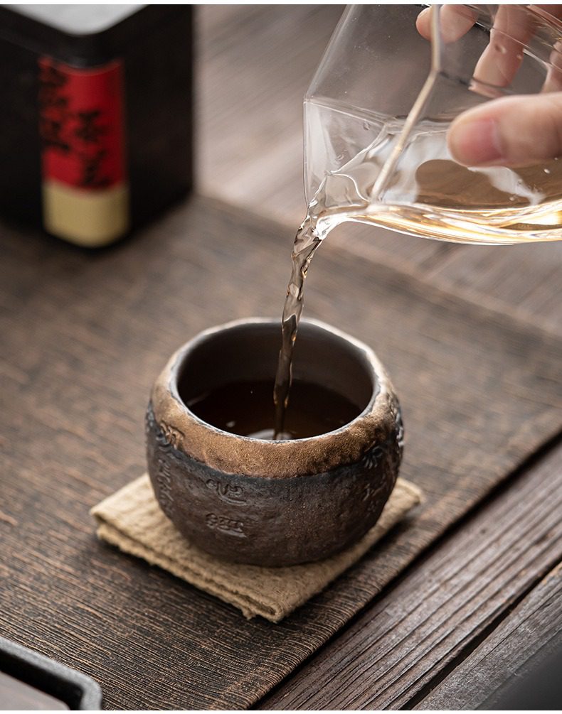 古早燒觀自在主人杯，南山居粗陶茶杯，手工刻字工藝展現古樸禪意，厚實胎體與磨砂質感，完美呈現倒茶品茗的悠然美感。