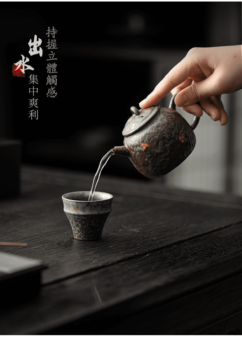 空寂老岩泥容山茶壺，南山居手工柴燒粗陶茶壺，壺身肌理獨特，出水集中流暢，展現粗獷質樸的東方禪意美學。