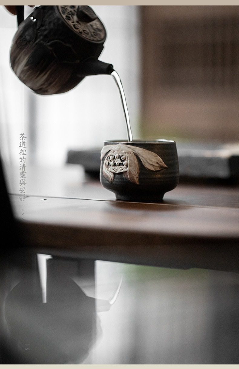 侘寂風開花結果品茗杯禮盒,南山居手工柴燒陶藝茶杯,杯身浮雕禪意蓮花,注水動作展現極致茶道美學。