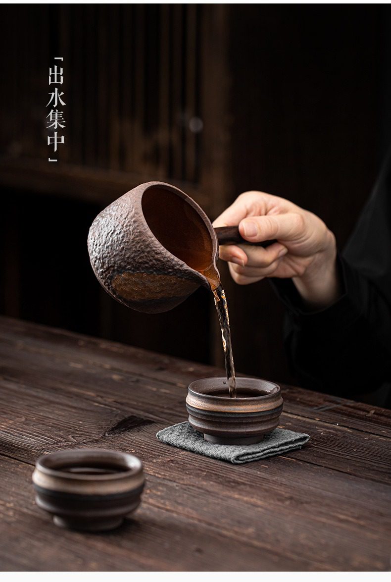 古早燒老岩泥高臺過濾茶漏組，南山居粗陶側把公道杯，岩石肌理質感獨特，出水集中流暢，展現古樸雅致的茶道美學。
