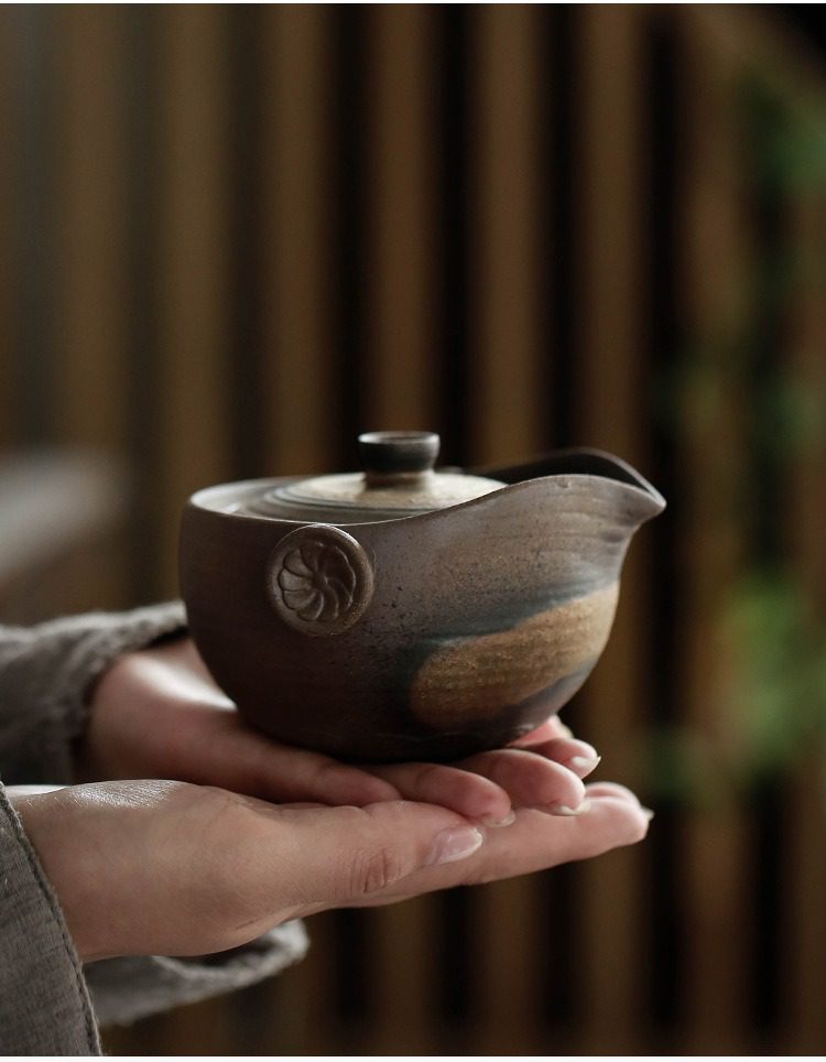 古早燒荷韻手抓壺，南山居手工柴燒粗陶茶海，器型古樸沉穩，釉色斑斕自然，展現禪意茶道生活美學。