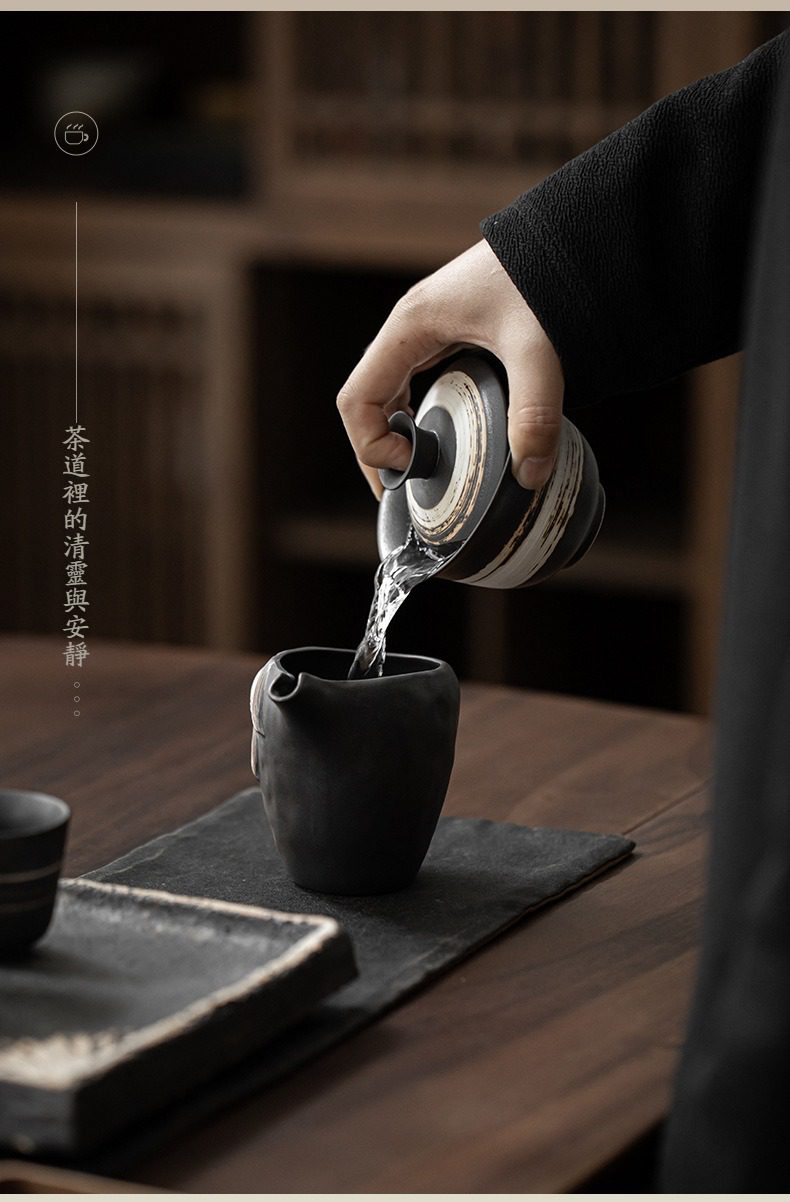 侘寂風徐來蓋碗，南山居手工柴燒陶藝蓋碗，黑色啞光質感搭配簡約線條，展現沉穩內斂的茶席美學。