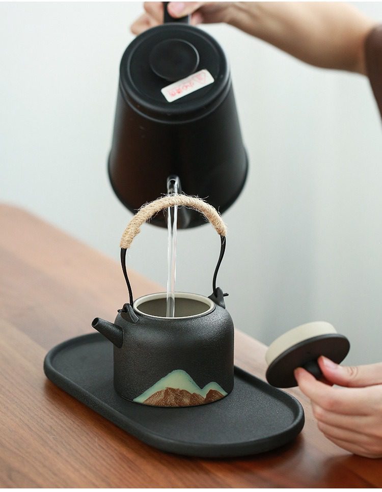 黑陶行雲提樑壺乾泡茶盤茶具組，南山居日式黑陶提樑壺，壺身繪有精緻山水紋飾，搭配禪意藤編提把，適合品茗雅趣。